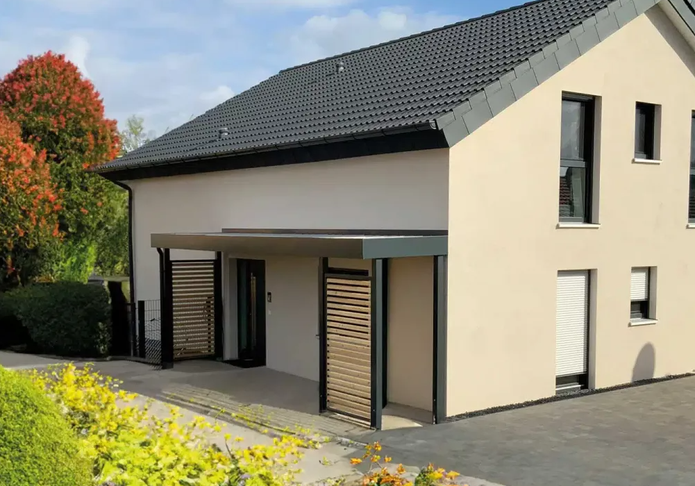 Vordach der Serie CP mit ca. 5 Metern Breite. Sichtschutz mit Holzelementen