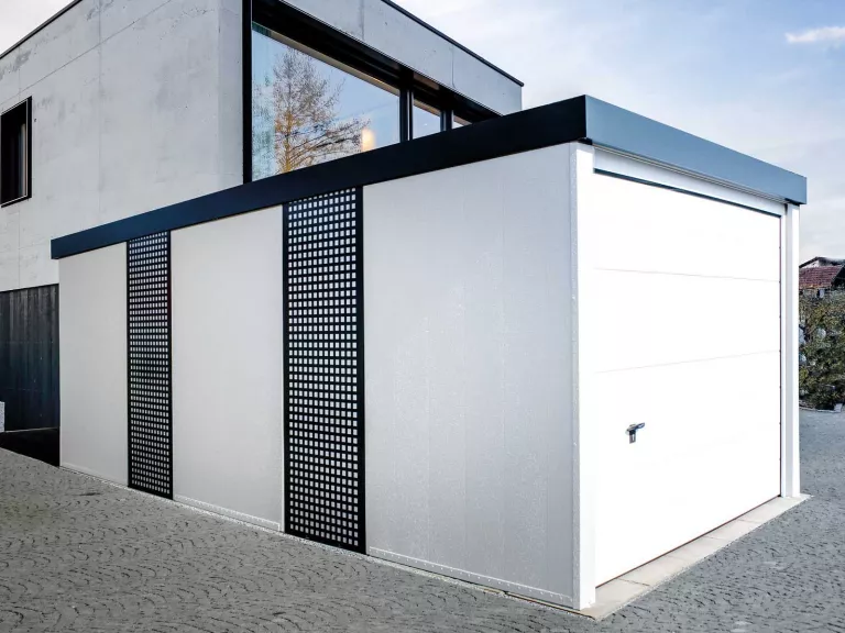 Garage mit Design-Wandfeldern